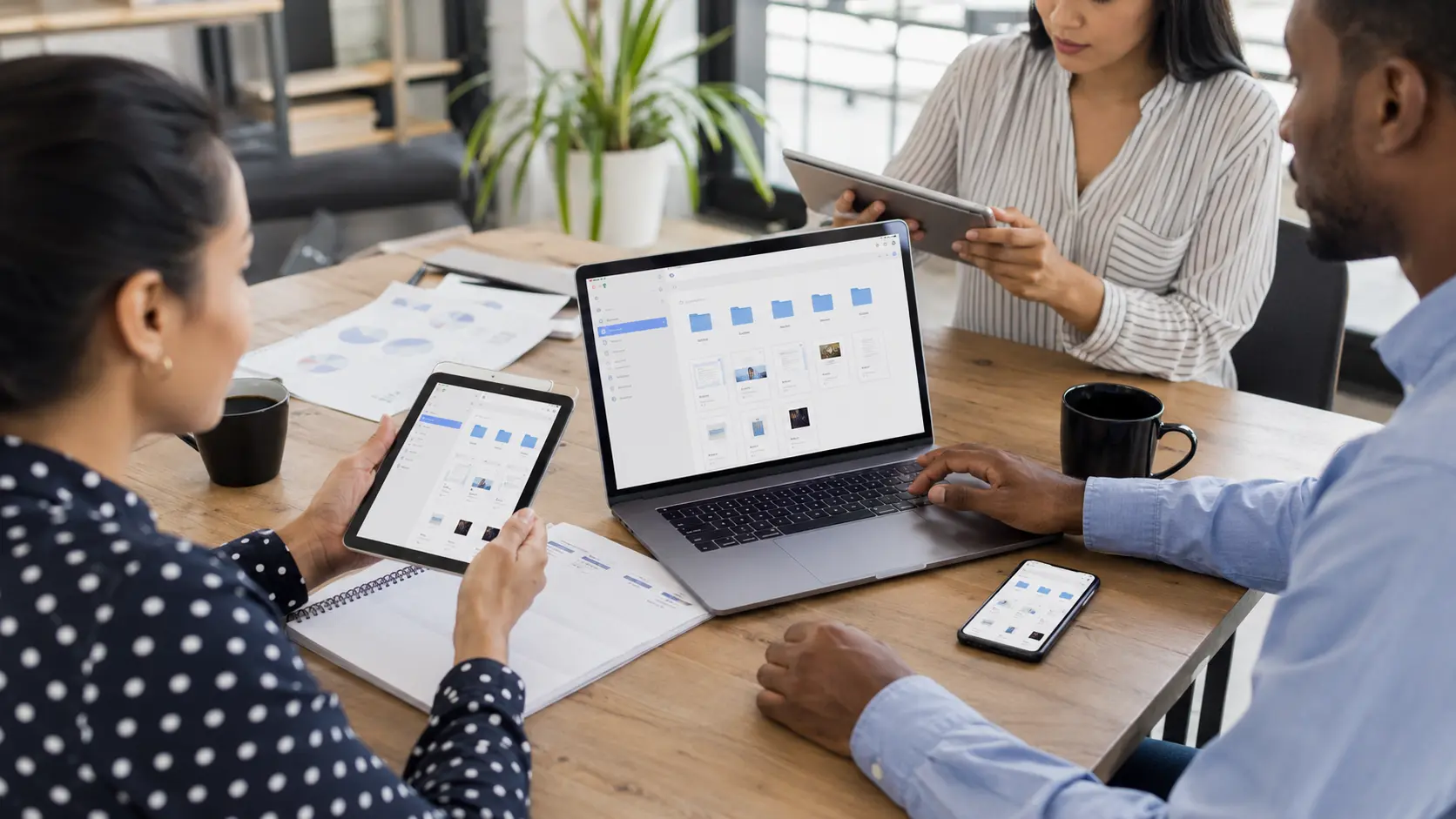 Trabajo colaborativo en una oficina moderna